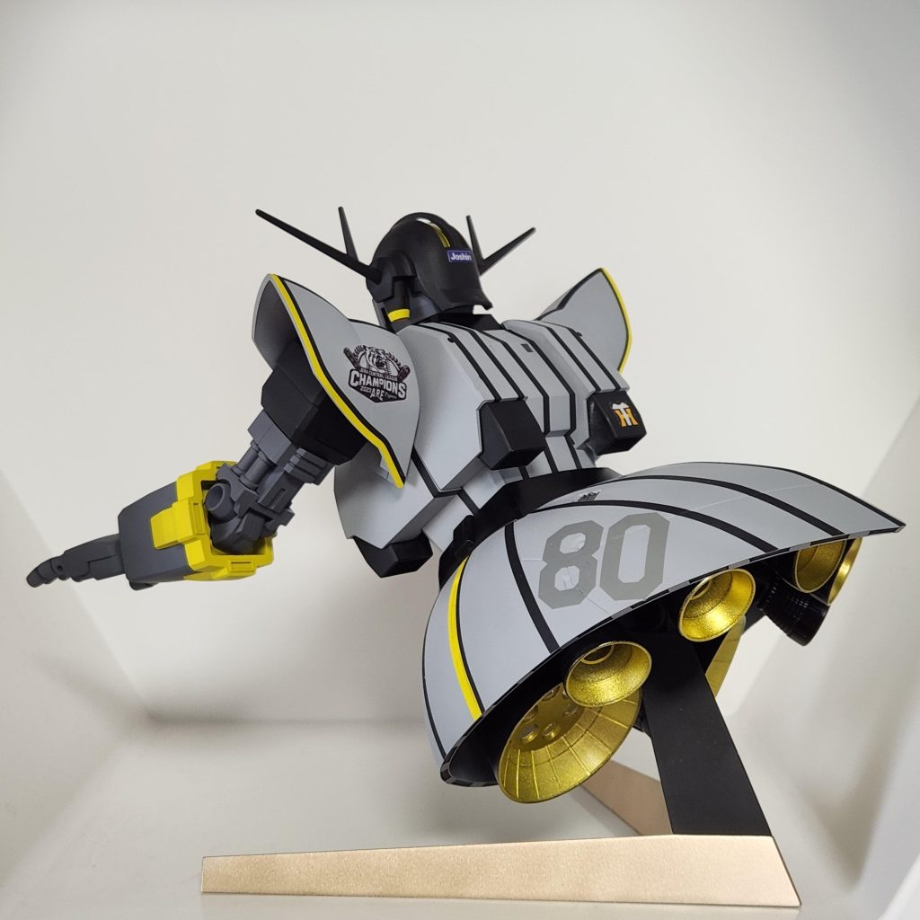 バックショット反対側です。スタンドのVも必勝祈願で金色にしました。