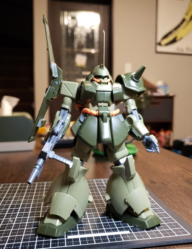 素組みです。いつもながらにらめっこして改修ポイントを考えます。1月くらいに組んだ時はかっちょえー!と思ったんですが...前作の百式のスタイルの良さが気に入っていたのでだいぶ引っ張られました。①首を1.2mmほど上に来るようにしてアゴを引けるように。その分スカスカになったのでクビの周りに首ガード的なものを設置。②胴体を3mmほど延長。③足を計4mmほど延長。④モノアイ可動化。⑤肩の位置が低く感じたので上に動くように改修。⑥フロントアーマー2mm、サイドアーマー3mm延長。⑦各部ちょこちょこディティールアップ。