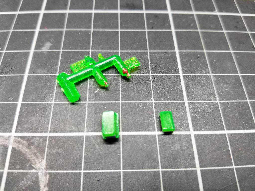 で、こちらがあるキットのランナーから取り出したパーツ。左が使用前、右が加工後。実はこのパーツ、絶版HGガンダムマークIIのランナーに付いてたものなんです✨取っておくもんですょね～(笑)🙌