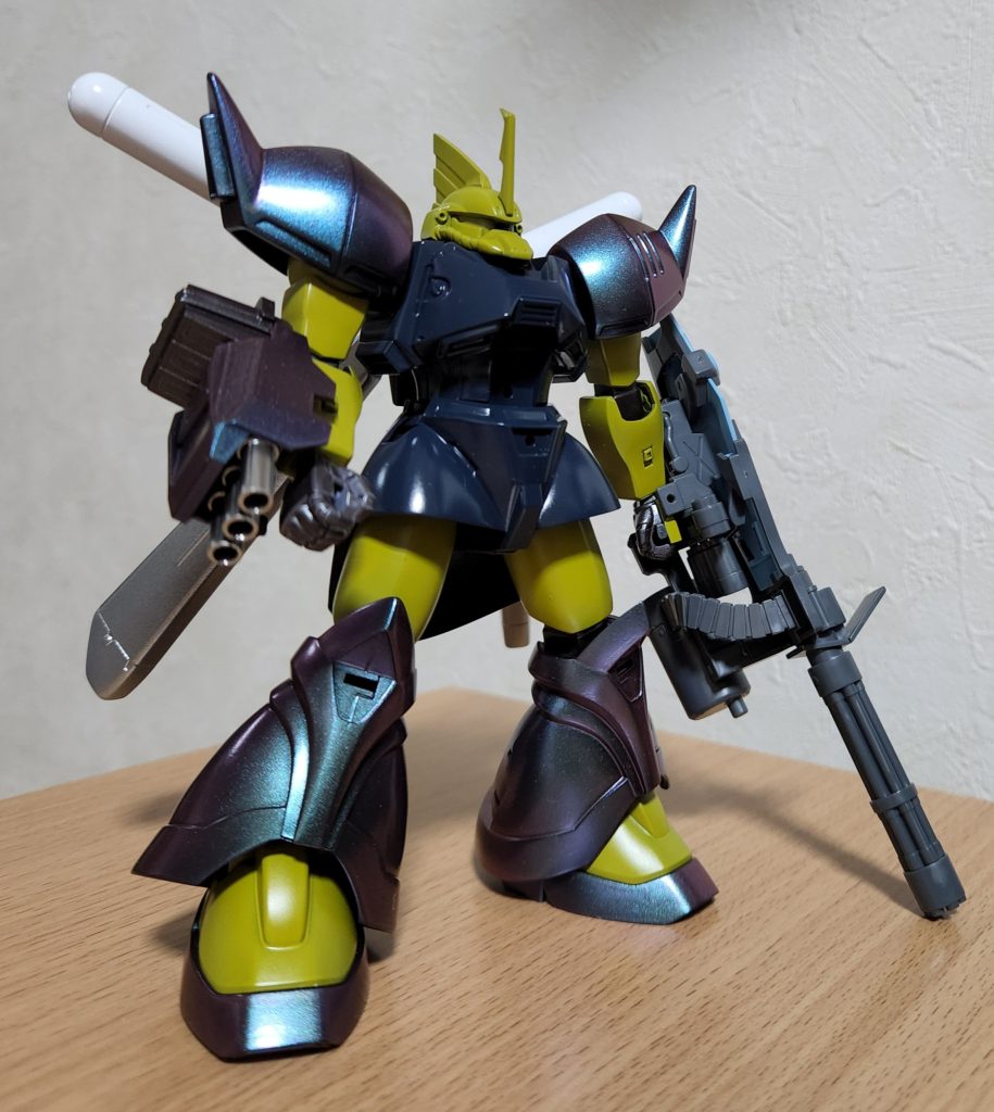 ③で塗装してみたが、緑が強すぎるかな?肩アーマーをマジョーラにしたいので胴体部をネイビーブルーにして配色パターンを変更しました。でも合わせた黄色部分も主張が強すぎてくどいカラーになってますね💦塗装を剥がしてやり直しです😨