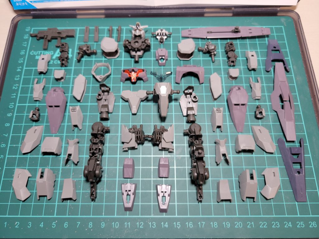 ゲート処理、モールドの堀直しなどの基本工作が終わった時点の画。ここから方向が定まらず、意外と悩みました。なんでシールドの枠だけこの色なの？ってのがネックになったかなぁ。