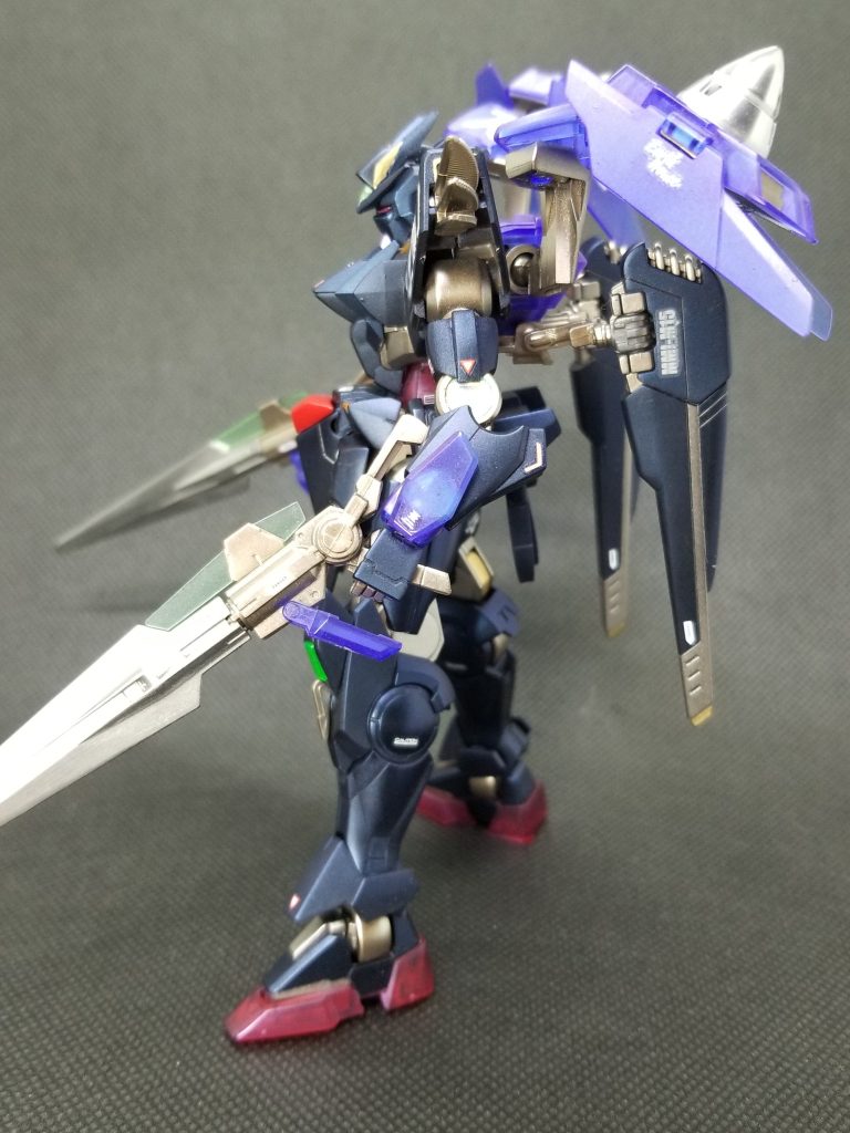 サイドショット。デカールはビルド系なんだしリアルじゃないんだから好きなの貼っちゃえ～(笑)ってことで水星の魔女、SEED、宇宙世紀とあらゆるシリーズから好みのものを使ってます😏