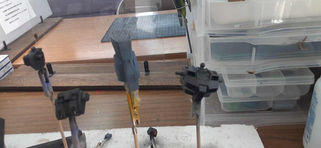 塗装編グレー部分は下地黒白部分は下地ダークグレーにしてラッカー系で基本塗装。その後ケープをエアブラシで全体に吹き付け。