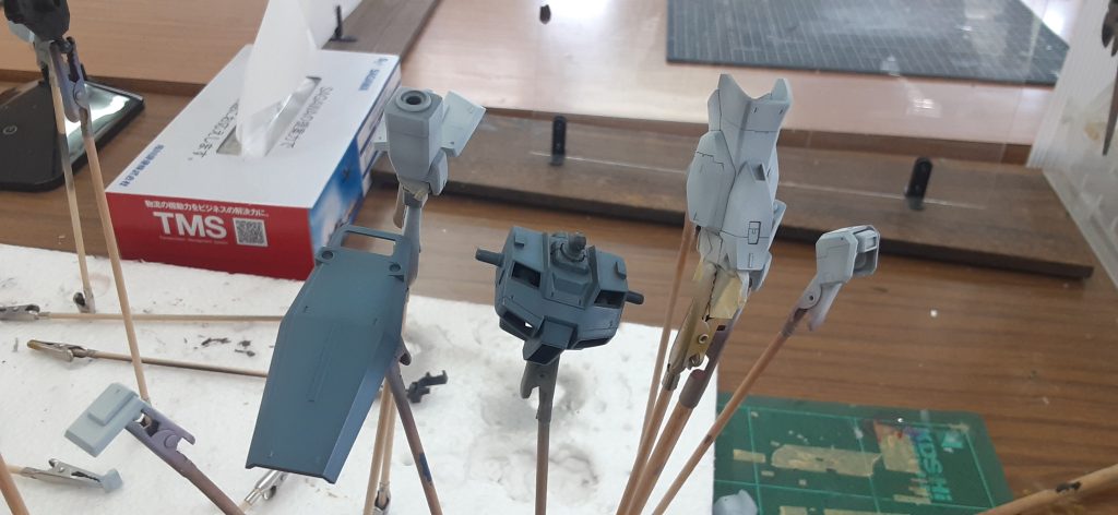 ケープ後、田宮のアクリルで、黒にはグレー、ダークグレーには白でグラデーション塗装。