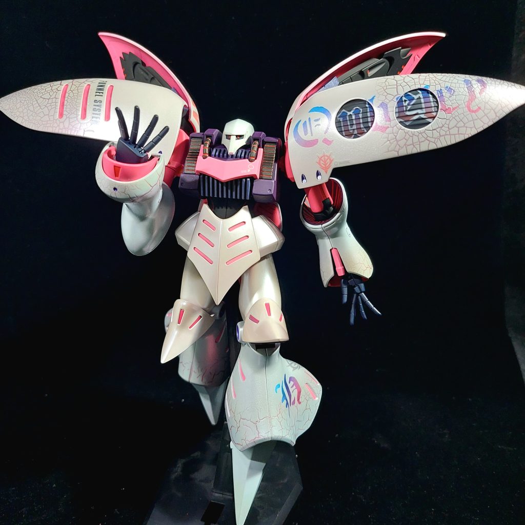 肩と左足のQUBELEY&Hの字をデカールではなくマスキングテープを切り抜いてグラデーション塗装しました。