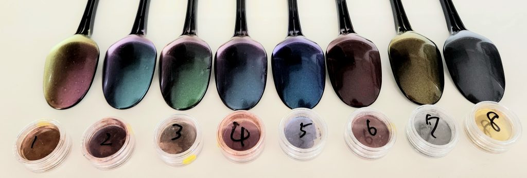 Seriaで売ってる黒スプーンに光沢クリアーに溶かした各種パウダーを吹き付けて色味を確認。①②③④ミラーパウダー⑤⑥⑦⑧マグネットパウダーシーマカラーに近いのは①ですかね?でも濃いめの紫にしたいので③をチョイス。