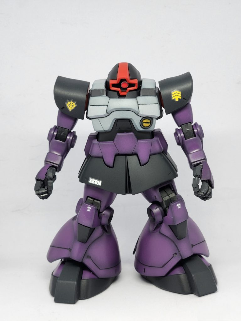 正面。珍しくデカールを貼ったり、部分塗装で塗り分けしたりしました。ドムのパープル色を黒立ち上げから濃い目に仕上げ、生意気にもドムとの差別化を図りました。