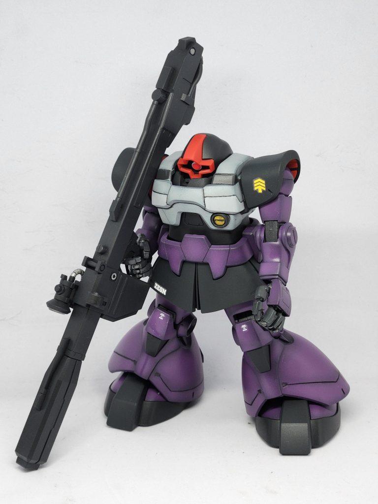 ポーズ1。ハンドパーツが右手だけ存在してなかった為、焦りましたが、敵対するアムロさんのガンダムから頂きました💦ポリキャップを別のものに交換するため、パーツ内部を改造したり、初物ずくめでした。