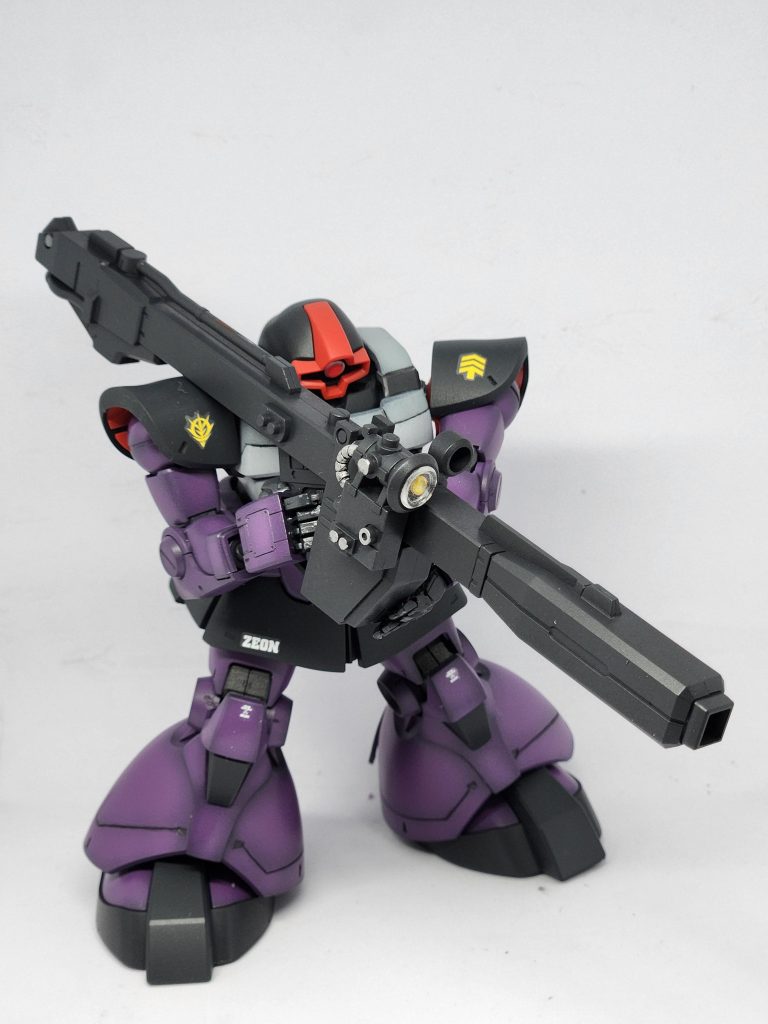 ポーズ2。ハンドパーツが当然合わないので、バズーカ持たせるのも一苦労でした💦なんとか乗っけてる状態ですが、一応様にはなりました。