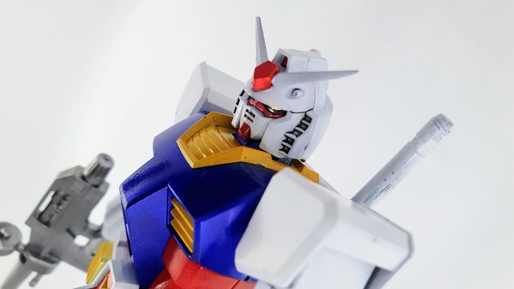 最後にもう一度、アップ。全パーツの下地にガンダムマーカー シャインシルバーをエアブラシシステムで吹き、そのうえで、白…ガンダムマーカー ニューホワイト(隠蔽力ありすぎて失敗)青…ガンダムマーカー ガンダムブルー赤…ガンダムマーカー ガンダムレッド黄色…ガンダムマーカー ガンダムイエローグレー…モデラーマーカー メタリックグレー黒(ツインアイ周り)…マッキー極細その後、一部にエナメルのブラックでスミ入れ、光沢スーパークリアでトップコートしました。