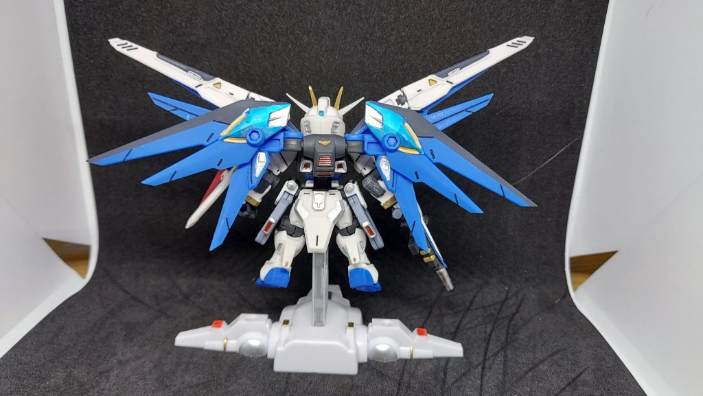 背面アークエンジェルモチーフの台座もうるさくならない程度にちょびっとだけ塗りました。おおむね満足してますが、バラエーナのグレー周りの赤いとこ忘れてて塗り忘れました(￣▽￣;)まぁこれはこれでありかな？