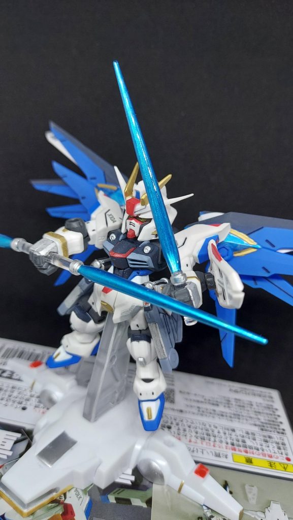 アンビデクストラス・ハルバードと通常ビームサーベル。どちらも青系統で塗りました。ハルバードは全体塗りましたが、ビームサーベルは一部クリア部分を残して塗ったので、角度によっては裏面からの透過でツヤツヤに見えます