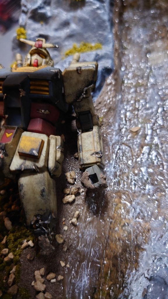 肩アーマーも一部切り取ったり、全体的に切断系の傷をイメージしています。 