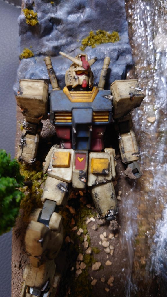 膝から下を切り落とし、関節部分は雑に潰して、千切れた感じにしています。せっかく作ったプラモを破壊するのは、すごく心苦しかったです。。。