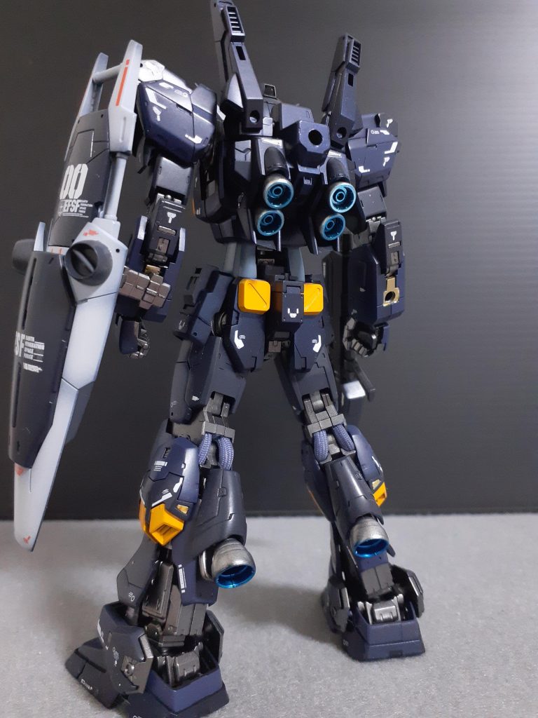 リアスカートの形状を変更特徴的な脹脛のバーニアは、ビルダーズパーツで再現