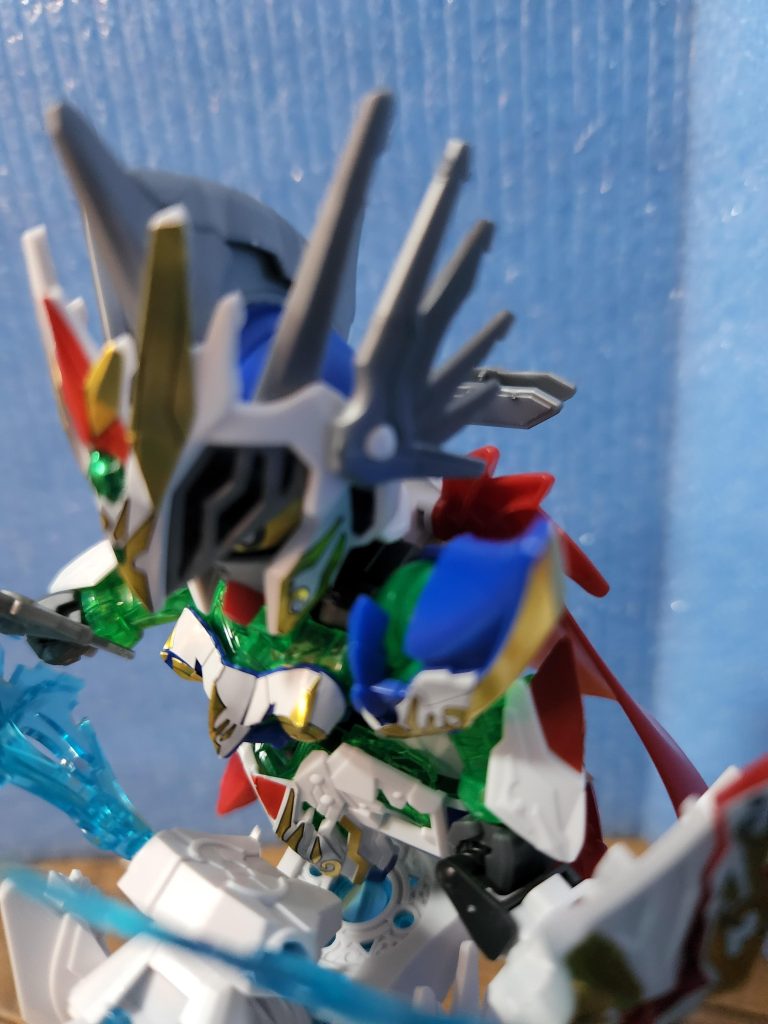 ちなみに、頭部の黒い部分は油性マジックで塗り塗りしました。ちなみに、ナイトストライクさんに関しては組み立て前ランナーを洗剤で洗って油分を落としました。ガンダムマーカーや専用の墨入れペンは持っていますが。油性マジックペンが一番馴染みました。なので、ガンダムマーカーみたいなマジックペン特にメタリックカラーのペンがあれば色々使えそうだなと思い、某大型ネットスーパーで探しましたが良いのが見つからず。もし、私の作品ページを見てくださった方の中でそうゆうマジックペンをご存じの方はもしよろしければコメントでご教授頂けたら幸いです。また作品に対してのコメントも大歓迎です。