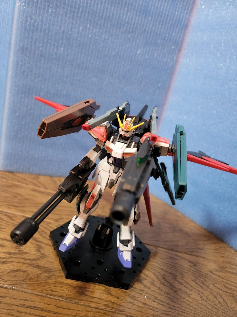 一斉射撃の図です。右手のガトリングと左手のビームガン、両肩のフェーズアレイキャノン、バックパックからレールガン撃ってるとこです。なんか「倍返しだ―❗」って感じです!