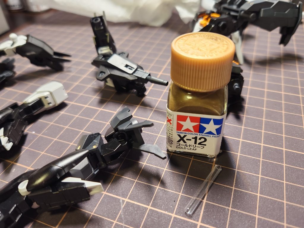 タミヤエナメルのゴールドリーフこれ溶剤で拭き取れないんですね、、、爪で剥がしてなんとかしました😨