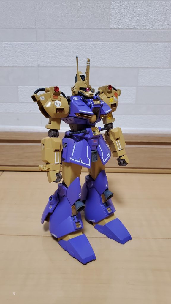 開発解説:光岡重工の本社及び支社に、連邦軍の特務調査機関が監査に入ったのである。監査理由は、テロ組織に対して、新型兵器の開発・供与の疑惑であった。秘密裏に行われていた開発であったが、すっぱぬかれた裏にアナハイムの企業スパイによるたれ込みがあったとされている。本機の試作機が5機存在していた。(うち4機はアクシズ、1機はジオン本国にあった。)企業存続のため、本機を証拠隠滅をする必要があった。そのため、当時宇宙海賊として活動していたシーマ艦隊へ試作機の一部が譲渡されたのである。今回の一連の出来事により、本機体は、量産はおろか第一次ネオ・ジオン抗争に投入されることなく闇に葬られたのである。