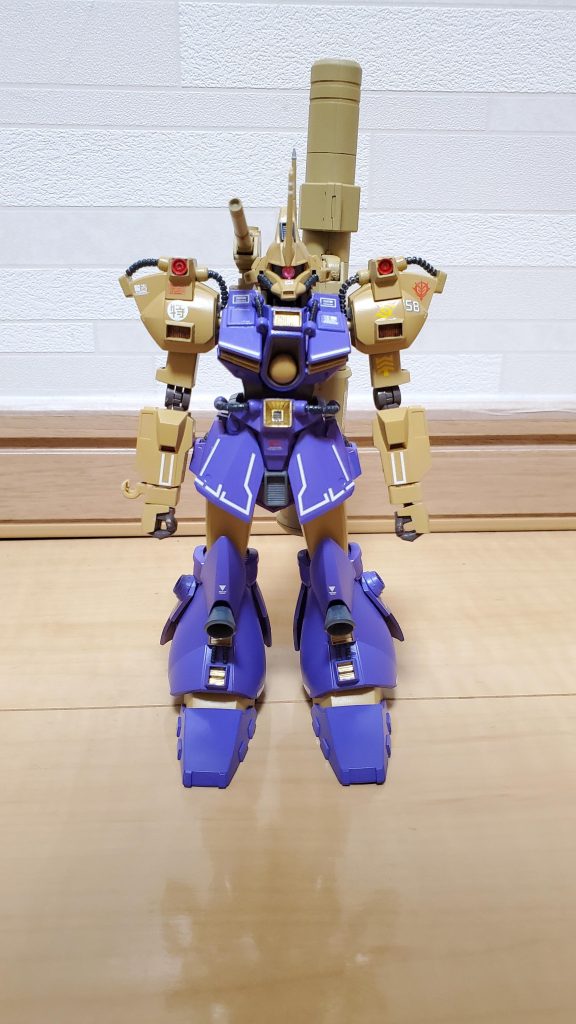 開発解説:上記の経過より、本機の開発はグリプス戦役後より開始された。本機の開発にはジオン共和国の新興企業、光岡重工が携わることとなった。光岡重工は元々小さな宇宙船解体整備業者にすぎなかったが、ツィマッド社やジオニック社といった公社の解体によって急成長を遂げていた。光岡重工は、本機の開発によって兵器産業界へ参入を果たそうとしていた。製造はアクシズにある秘密工場で行われていた。しかし、完成間近となった本機に悲劇が訪れる。