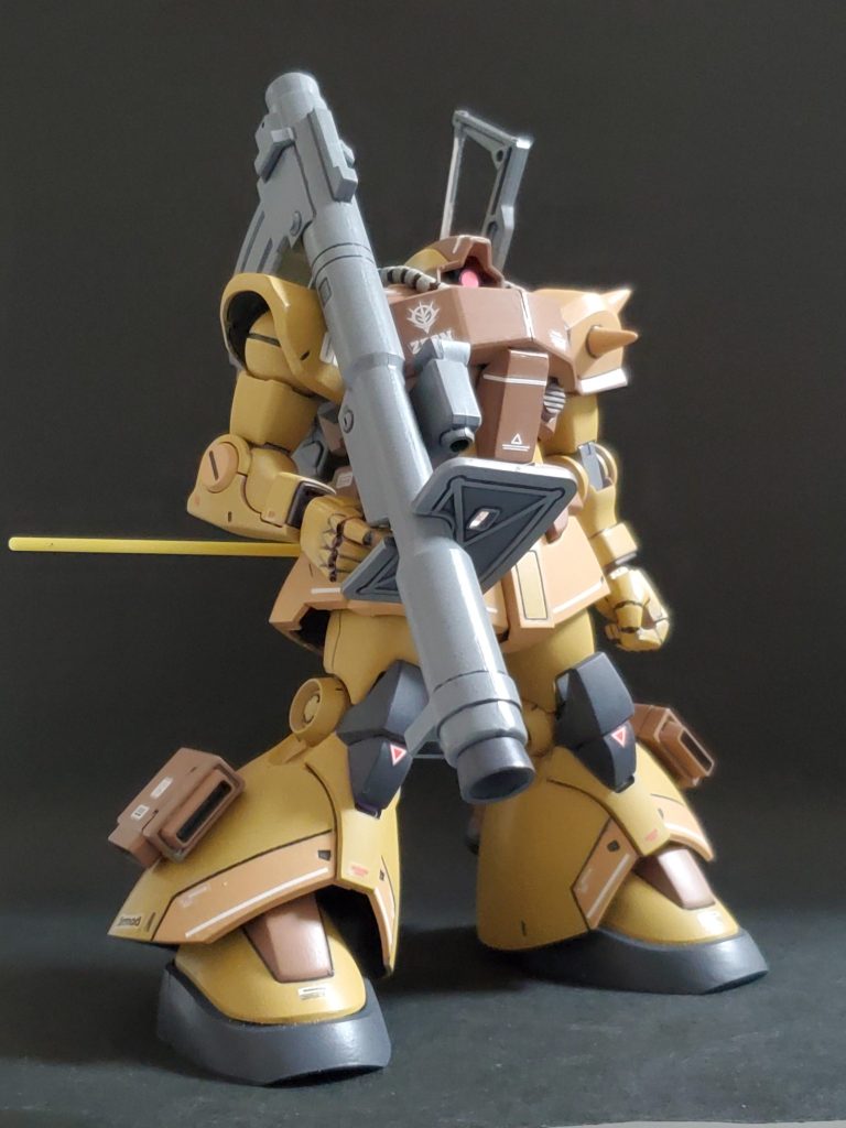 今回は、量産化されたドムトロピカルタイプの製作に挑戦～👊✨トロピカルテストタイプと酷似しているようですが、設定画像がハッキリしないので妄想と出来る技量をふんだんに盛り込んで形にしてみました😆💦カラーリングは当然のサンドカラー🏜️🎵基本的改修はドムをベースにトロピカル感が出るように胸板を増し増し❕足首🦶はプロトタイプ寄りの形状にするためにゲルググの足首をチョイスしてます😌🎶