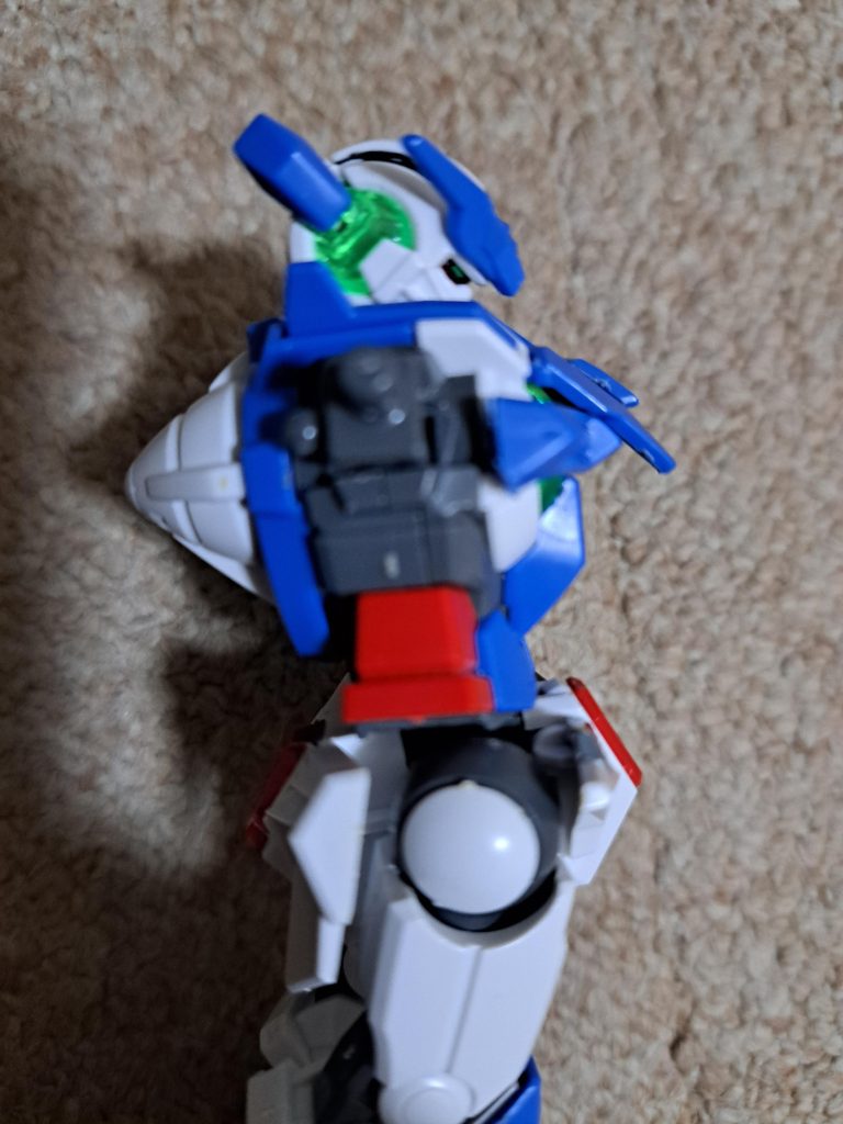 アメイジングエクシアにシナンジュの腕をつけた後、腕が取れやすいので、胸アーマーカッターで分解し胸部の横に接着しました。