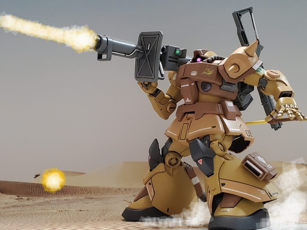 しかし、0079年10月中旬❕オデッサの陥落により地上でのジオン軍は厳しい状況下に立たされる💦その中でも優秀なパイロットが残存するアフリカ戦線は、ノイエン・ビッター少将指揮のもと優勢を保っていた👍✨ロイ・グリンウッド少佐のカラカル隊は、北部エリアを担当❕得意のゲリラ戦で連邦軍前線キャンプ地を襲撃し北部防衛ラインに貢献していた😌✨トロピカルタイプには新型のラケーテンバズが装備された🎶これまでのジャイアントバズに比べ、口径がアップしており、威力、命中精度も格段に向上しているのである😆✨