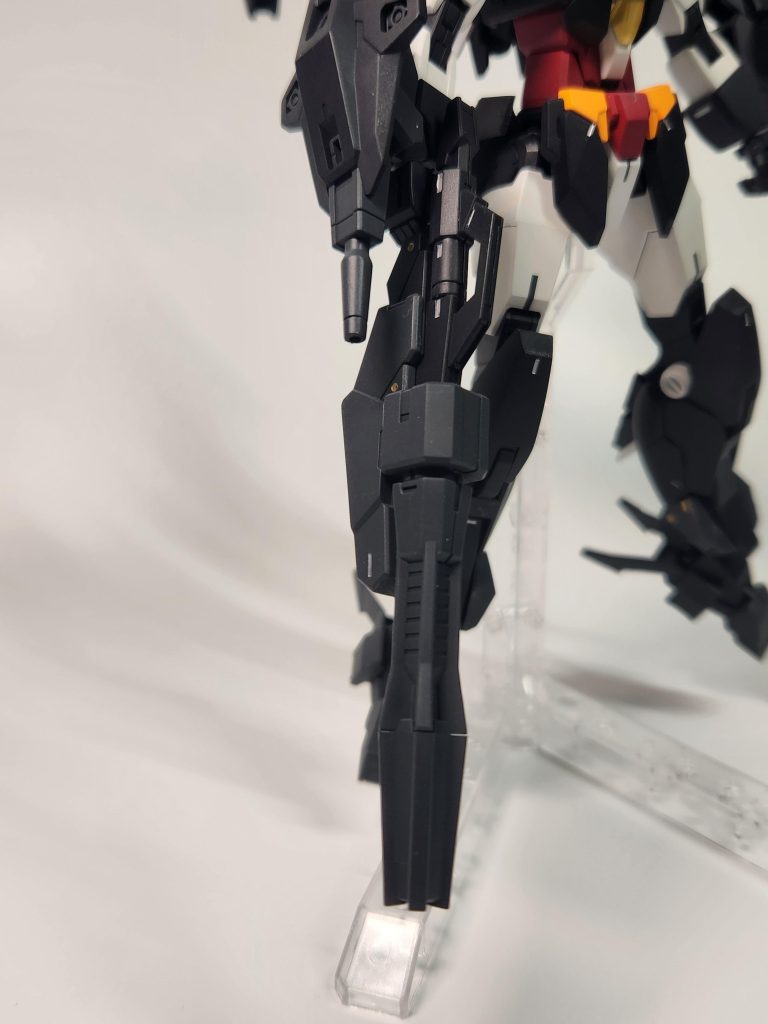 ビルド系ということでディテールにシルバー、ゴールドをちょいちょい入れてます。メカのデザインの点で考えれば破綻してますがガンプラは自由なんでw