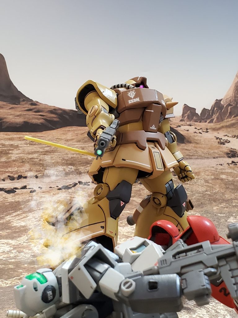 キャンプ地の連邦部隊は、ほぼ壊滅状態～💦被弾した不甲斐ない黒い連邦軍MSジムキャノンに、トドメの銃口を向けるドムトロピカルタイプ❕