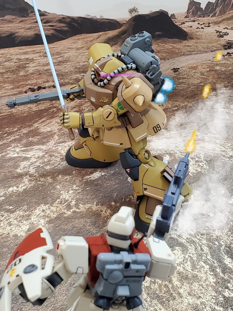 隊長機と思われるジムのマシンガン🔫を回避し瞬く間に接近するドム💨そしてヒートサーベルを構える⚔️