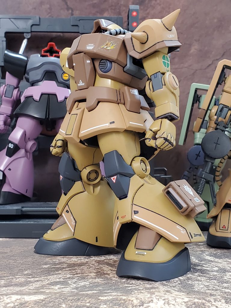 カラカル隊に熱帯戦用オプションを装備したMS-09Dドム トロピカルタイプがついに配備された❗全体的な形状はプロトタイプドムに近い状態🎶頭部に放熱パイプが追加されて放熱能力を強化❕背部の推進機関も熱帯戦用に改修されており、大容量の冷却システムを搭載👍✨脚部スカート外部には冷却機構兼補助スラスターユニット、スカートリアには追加の推進ブースターが装備されている😎✨その後、トロピカルタイプはアフリカ戦線の各部隊に随時投入されていく…😌🎶