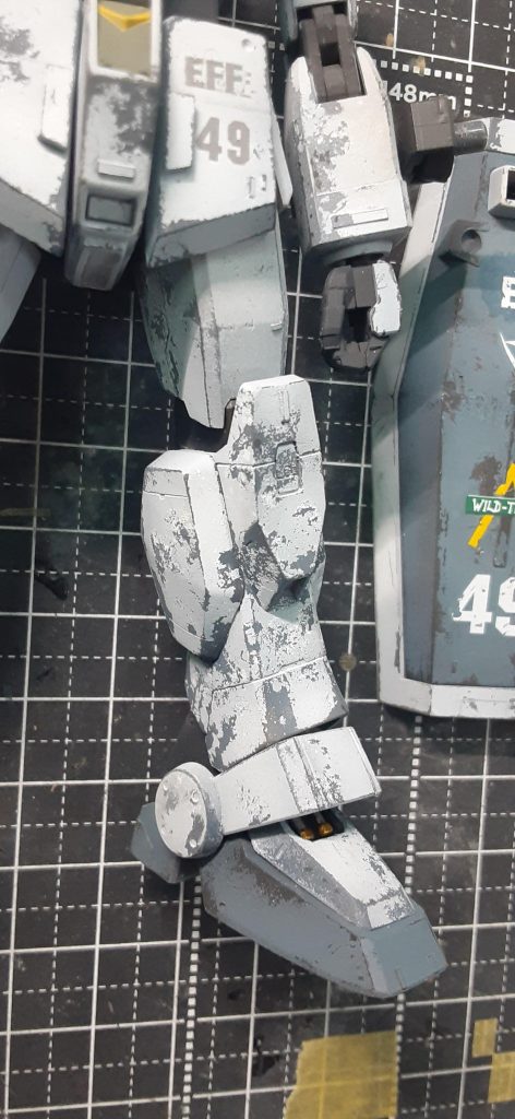 水に着けた筆で、チョコチョコこすっていくと、水性塗料のみが剥がれていきます。