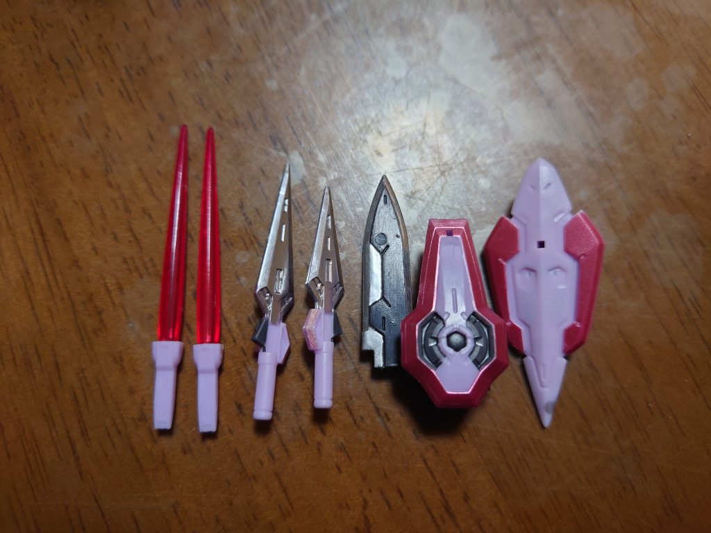 武装一覧（取り外し可能な物のみ）（左から）GNビームサーベルGNロングブレイドGNショートブレイドGNソードGNシールド