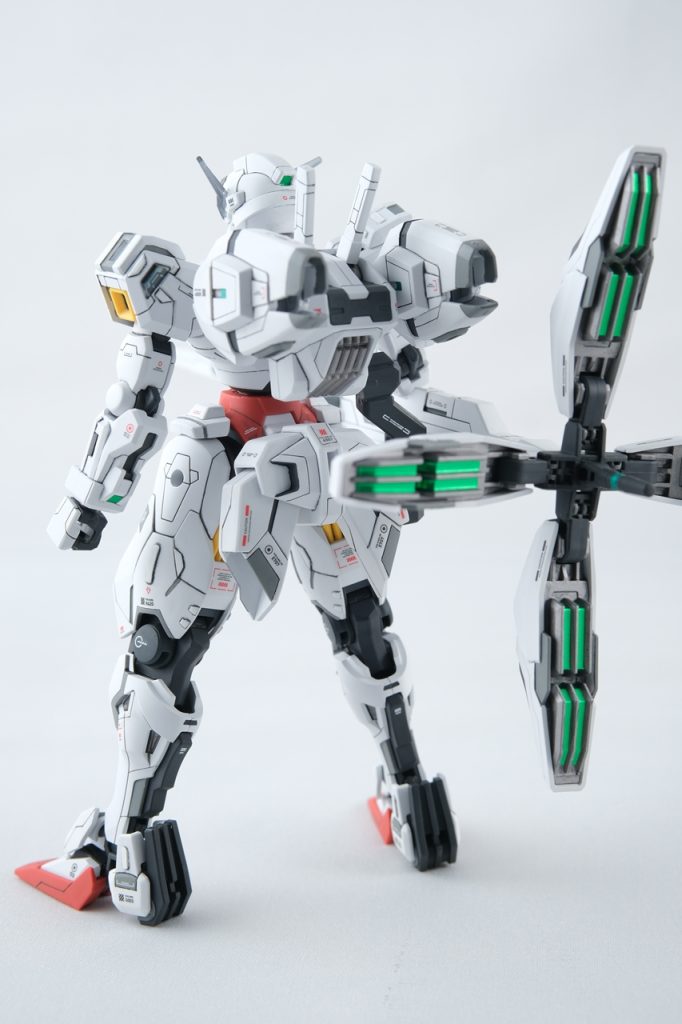 背面。白と黄色と赤の部分は成形色で、グレー(クレオスC317)、黒い部分はジャーマングレー(クレオスC40+C513混ぜ)です。銀色部分は、ガンクローム+焼鉄色少々です。全体的に艶消し仕上げで、4つに分かれたクアドラスラスターや、背中のラジエターみたいな部分は半光沢にしています。