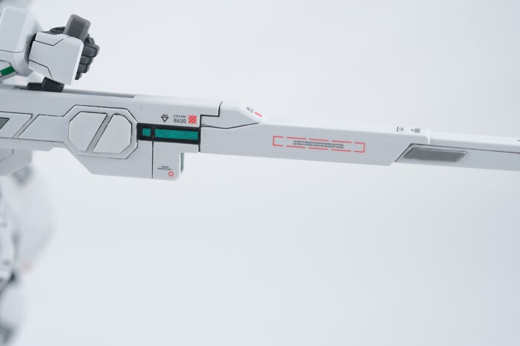 武器。長いライフル。プラ板貼ったり、デカール貼りまくったりです。よくよく見るとスジボリラインがずれていたりしますが、それはいたるところで起こっています。見なかったということで。