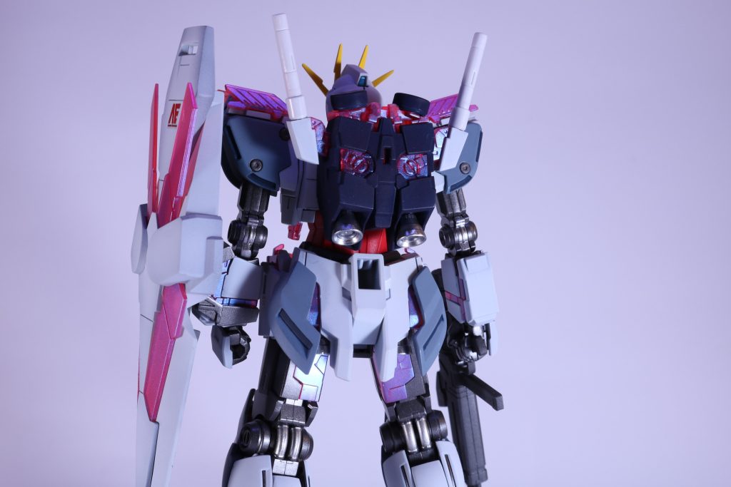 バックショット。基本的にはガイアカラーメインですが、紺色にはフィニッシャーズのウルフブルーを使いました。サイコフレームにはガイアカラー、プリズム パステルチェリーピンクブルー。名前が長い！