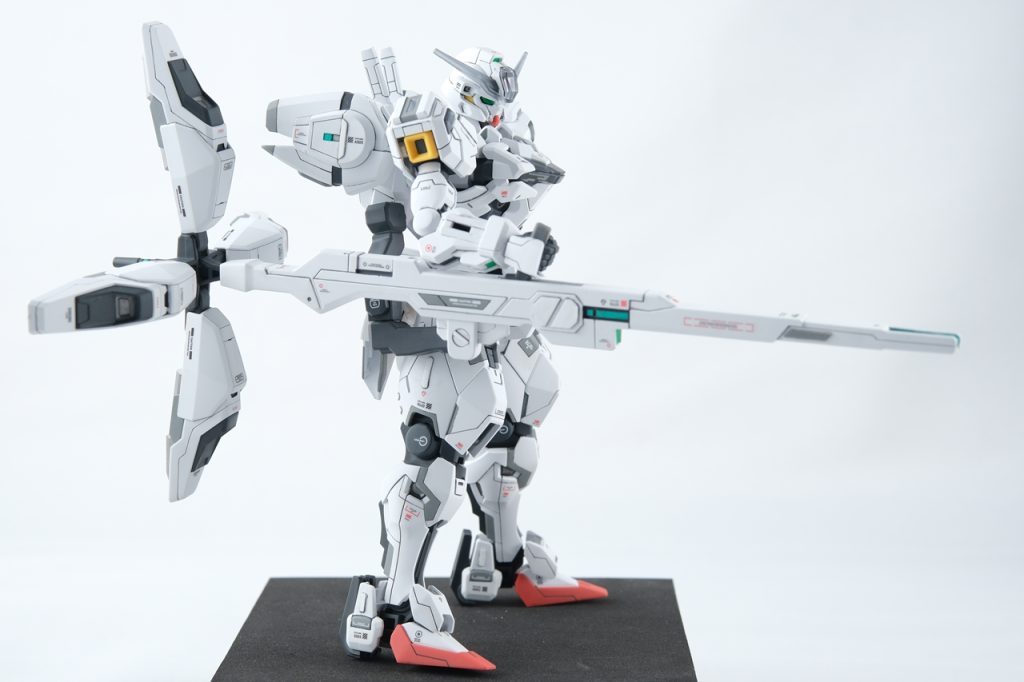 横から。武器が長い。真っ白だった武器が、ディテールアップしたおかげでだいぶメカっぽくなりました。