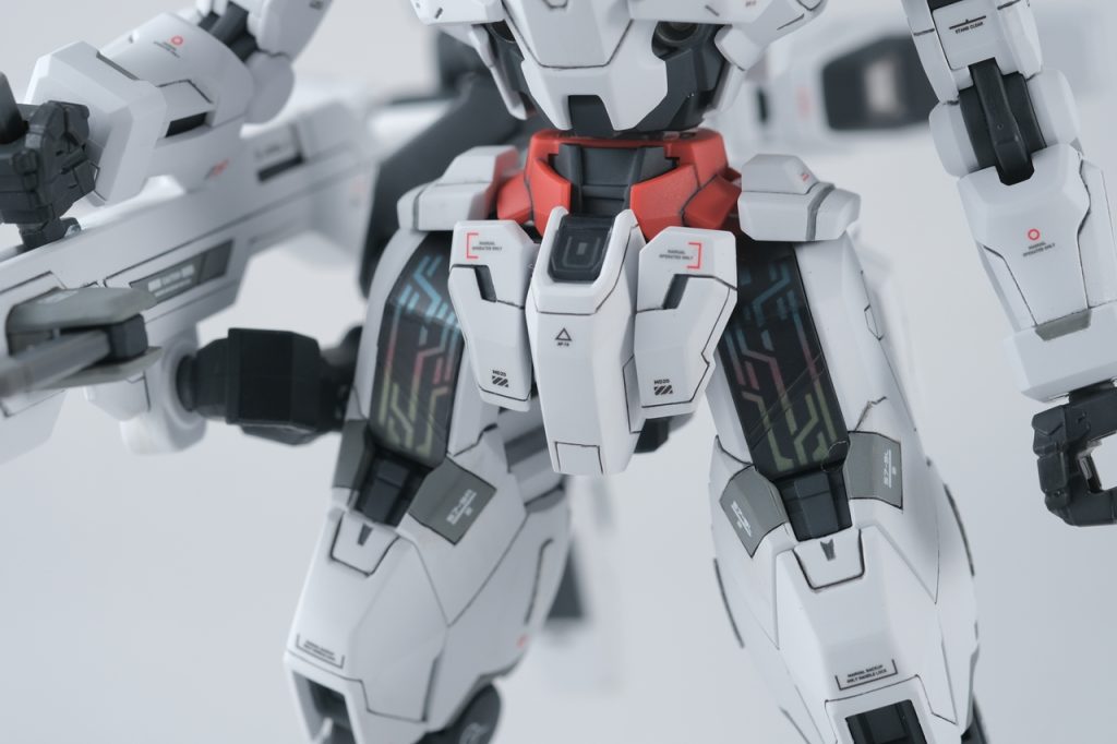 腰あたり。フロントアーマーやサイドアーマー、前ももあたりもスジボリしてます。