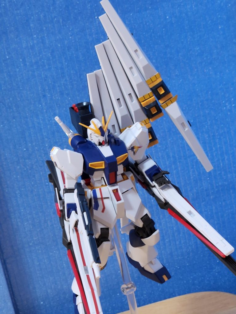 この通り、フィンファンネルを背負い、ロングレンジフィンファンネルを腕に二つくっ付けました。ファンネル三つでfffです。hgucνガンダムの武装を使いましているため色合いがちぐはぐしてますがご了承下さい。たまたま中古品でeg νガンダムsidef幸運にも2個が手に入り作ってみました。一応設定では専用のビームライフルとバズーカがあるみたいですね、RG版では付いてるようですが。どちらにせよロングレンジフィンファンネルは非常に強力な武装のようです。強力なビーム砲にもなるし巨大ビームサーベルにもなる、だけど、フィンファンネルの様な小回りの効く武装も欲しいし何よりフィンファンネル使ったバリアーが貼れないのはちょっと寂しいなと思い。フィンファンネルを付けました。あとロングレンジフィンファンネル一個より二つあった方が何かと安心。サザビーさんもツインホーンファンネルもらってますからね。ロングレンジフィンファンネルを機体の左右に展開させて戦う姿をイメージしました。なんかシューティングゲームのオプションみたいですけど。