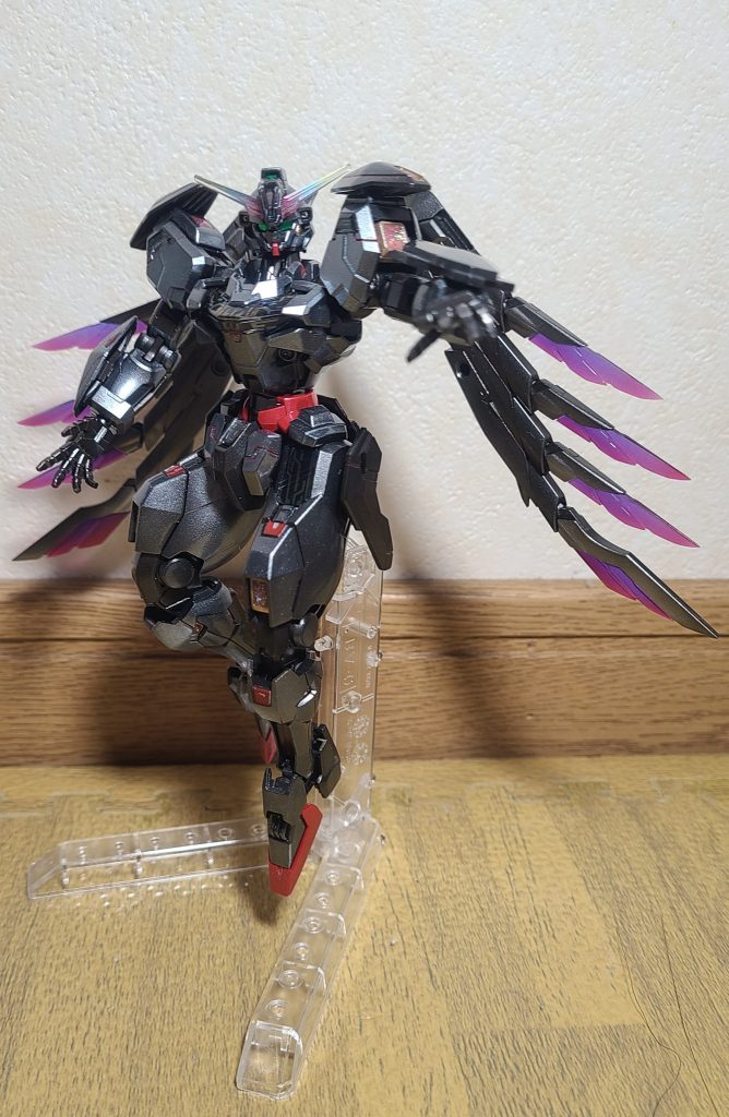 塗装は水性ホビーカラーのみ、エアブラシ全塗装デビュー作です。本体は黒鉄色にホワイトパールを濃く重ねました。暗いところでは闇色で悪役っぽく。羽の先端は青クリアパーツにクリアレッドでグラデーションにしました。噴出口などはラメ入りレジンでキラキラに。