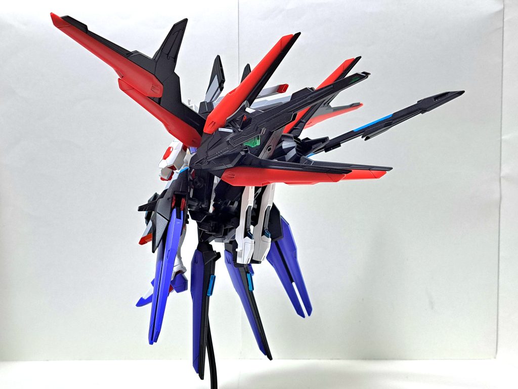 肩と膝にパーツを取り付けて数ヶ所色を変更しています。バックパックはスーパーマルチプルアサルトストライカーとドラグーンウェポンバインダーを追加パーツで接続したものです。