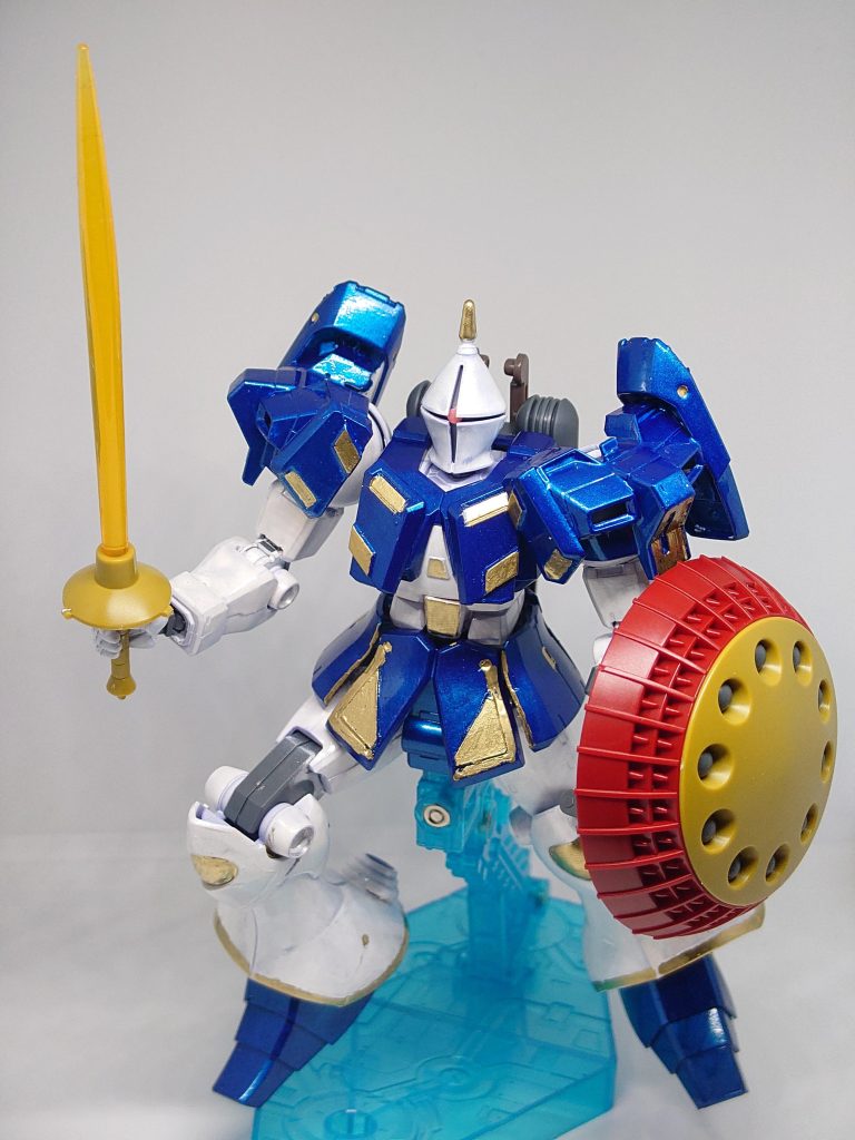 肩が寂しいのでペイルライダー系の余りパーツでアーマーを自作。ついでに胸部にも追加装甲を装備。腰アーマーパーツが大活躍です(笑)。