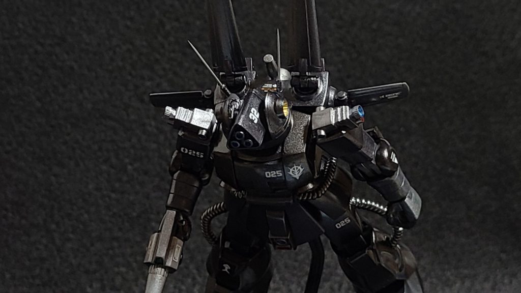 ミノフスキー粒子散布下における偵察任務は従来の偵察機では機能的にそぐわない物となっていた。同条件下における偵察機の必要な能力は、①大口径の光学系レンズによる画像（映像）収集能力②目標に対しての急接近や緊急離脱の為の機動性③敵陣深く潜り込む必要が有る為一定の交戦リスクが伴う為無事に得た情報を持ち帰る為の堅牢な装甲この様な条件に当てはまるのがMSだったのである。