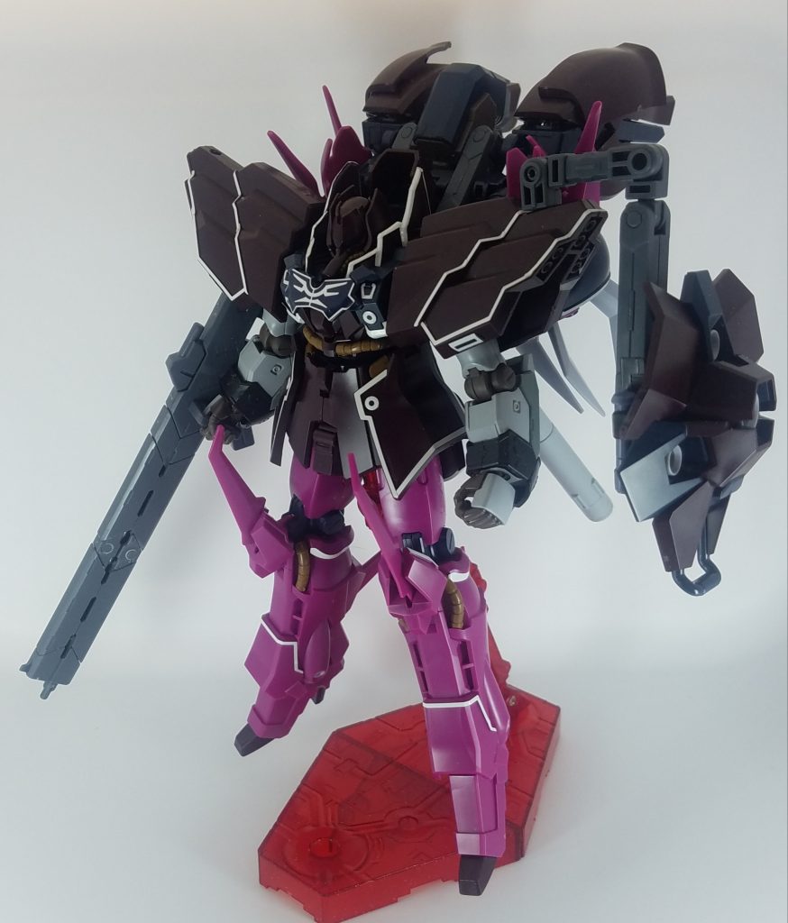 仮組み状態。当初はドーベンウルフとのミキシングにするつもりでしたが、身体に対して腕が細過ぎたり、バックパックもドーベンのものだとどうしても量産機感が出てしまい、シナンジュスタインとのミキシングに変更しました。ライフルはコトブキヤの「バーストレールガン」を使用する予定でしたが、塗装をミスってしまい、シナンジュスタインのものを使用する事にしました。