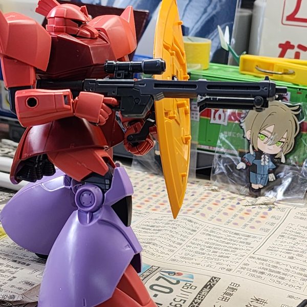 ゲルググの進捗射撃武装の選定を行いました。ガンダムベースで買ったシステムウエポン2のビームマシンガンのスコープとストックを試作仕様に変更しています。また, シナンジュのビームアックスが見つかったので装備させてみようかと…（2枚目）