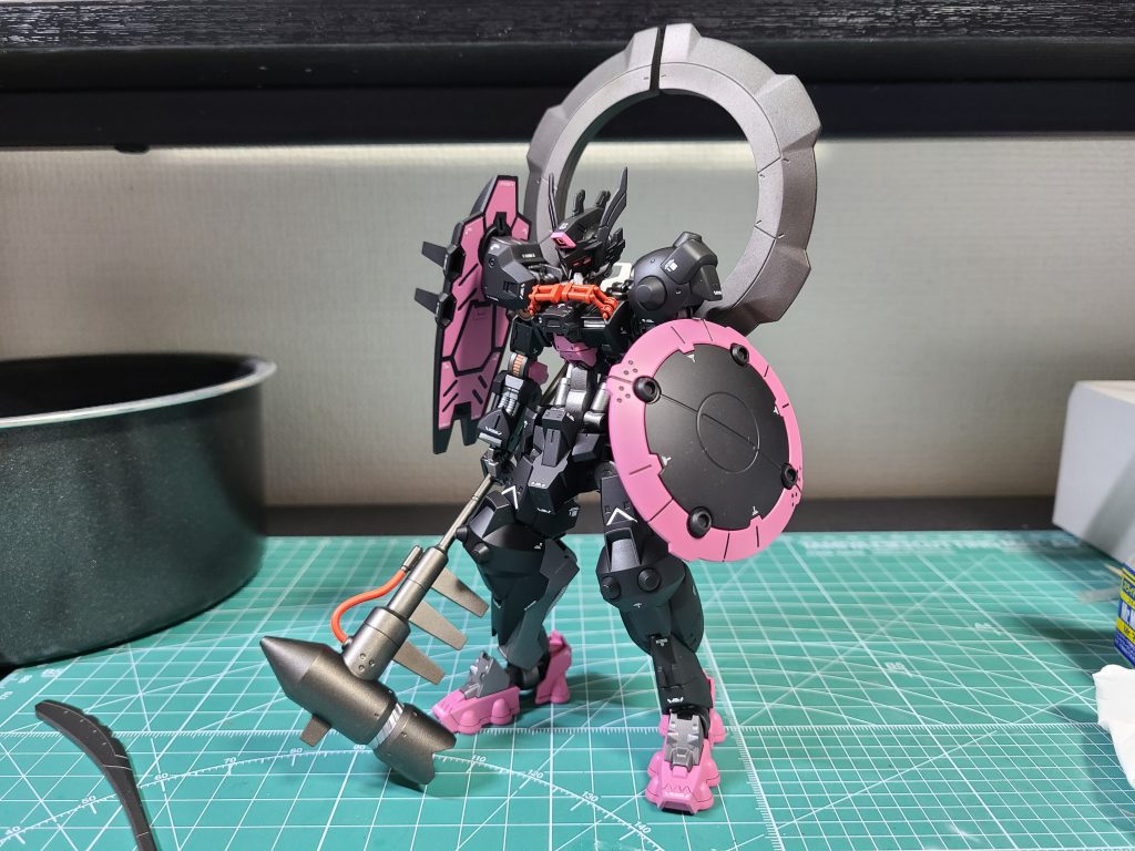 黒に白のデカールが映えて、デカール作業はかなり楽しかったです