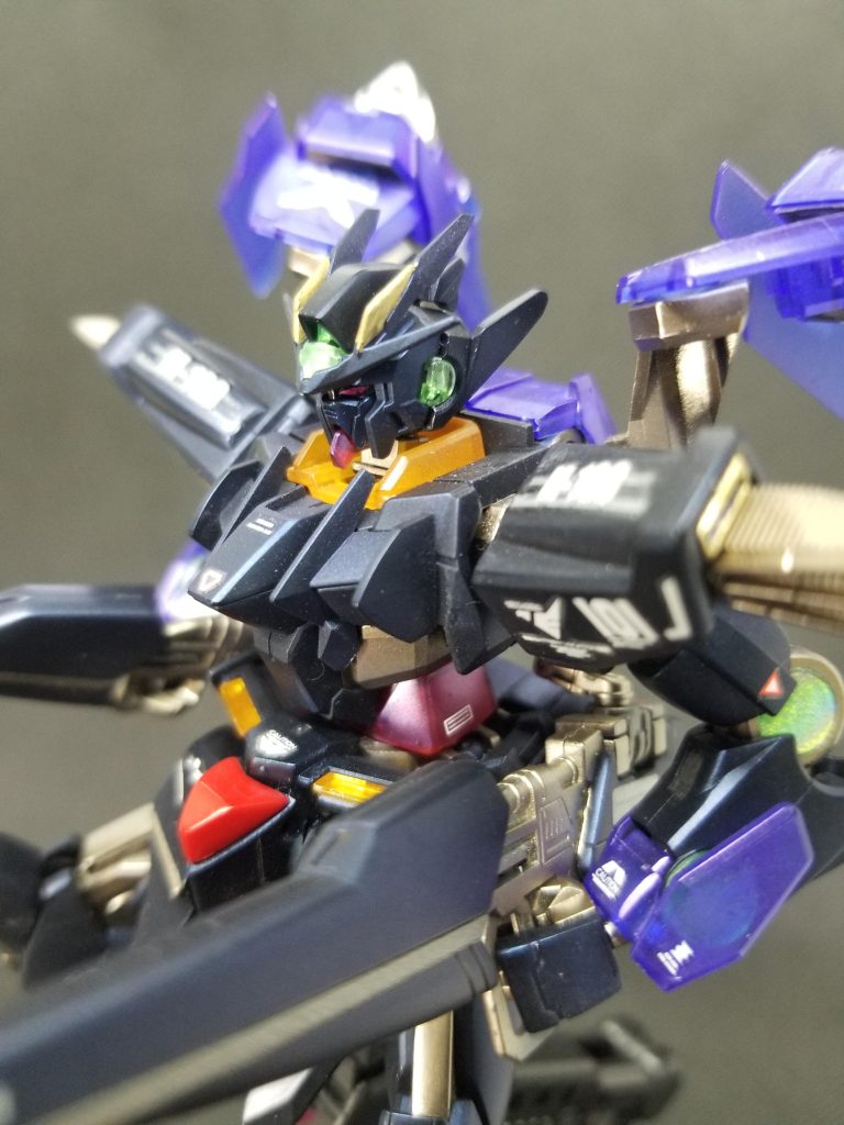 胸部アップ。クリアー部は自分好みに調色したクリアカラーをそれぞれ吹いてます。因みにメインのダーク色はガイアのプリズムブルーブラックです。この色ホント好きなんすょ✨