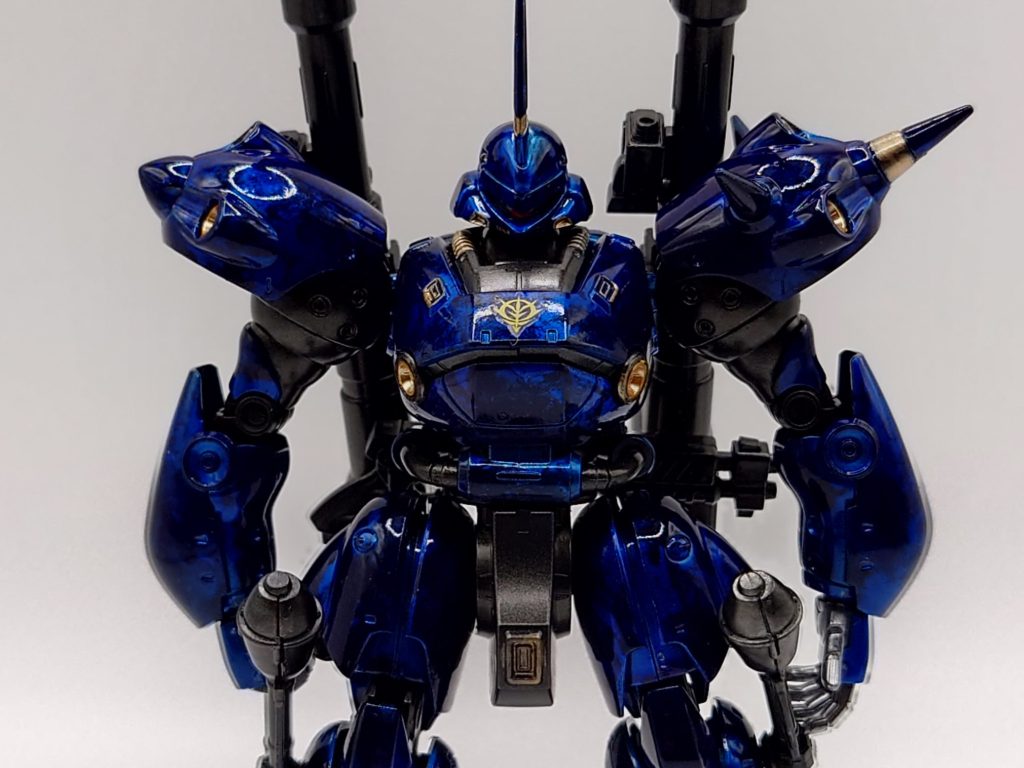 正面塗料はおなじみの水性で黒鉄色→スーパーファインシルバー→黒鉄をラップ叩き→クリアブルー金色はガンダムマーカーのイエローゴールドと水性ゴールドを使い分け。