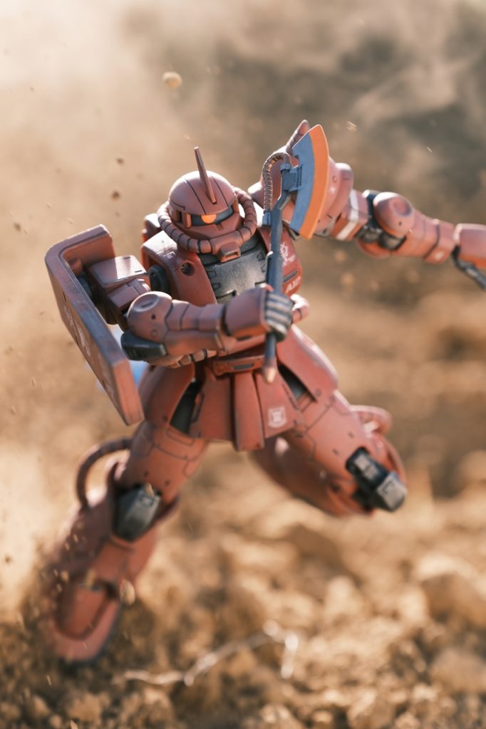 ↑飛び掛かるシャア。 というわけでここまでです。今後は斬られた盾の上部分もうまく使いたいです。普段は室内で撮った写真しか載せてませんが、今回は武装の追加制作なのでついでにいつも撮ってる外での写真にしました。ご覧いただきありがとうございました。