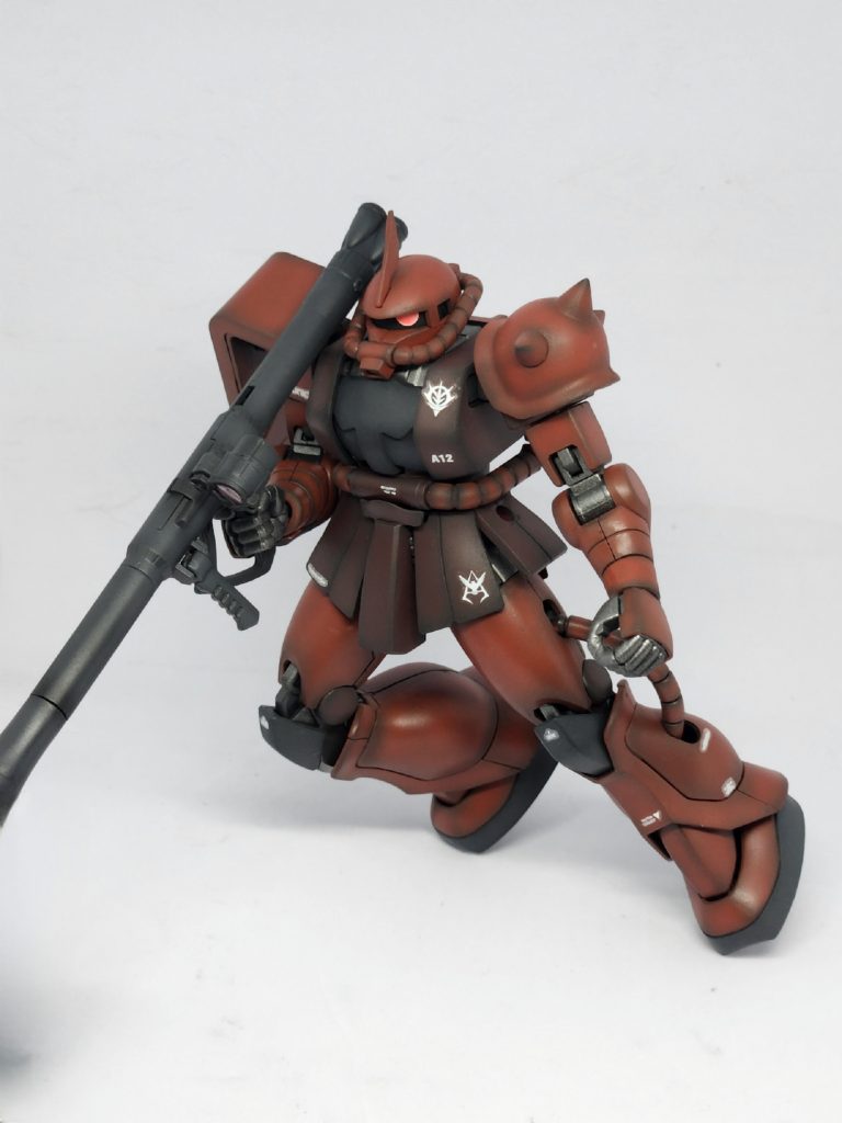 ポーズ2。オリジン的なポーズ。オリジンザクじゃないんですが、個人的にどうしてもしたくてしちゃいました。甥っ子喜ぶかな~🤔作ってて気付いたのは、シャアザクの赤は渋くても映えるってこと!